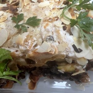 Griekse moussaka met linzen en amandelbechamel (vegan)