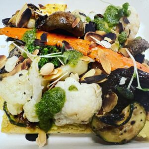 Kinderportie :Pizza di polenta met humus en geroosterde groentenweelde (vegan)