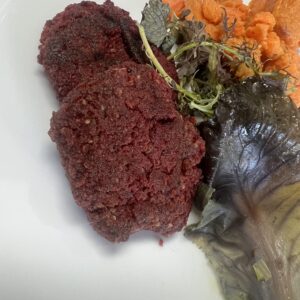 Kinderportie : Zoete aardappel mash met geroosterde spitskool, snijboon, "beet"burger met quinoa en mosterdsaus(vegan)