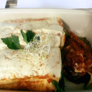 Enchiladas met fijne groente, zwarte boontjes, tex mex tomatensaus en cashewroom(vegan)