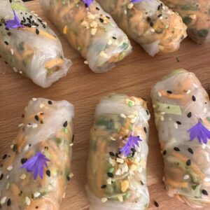 Rijstnoedelsalade met mango, peultjes en co, nems en zoetzuurtje. (vegan)