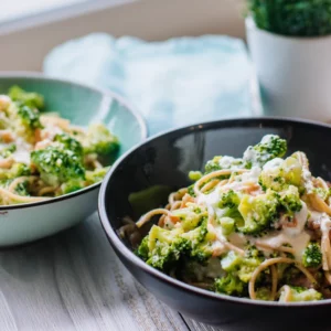 Fettucini met dille kruidenkaas, gerookte zalm, broccoli en boon
